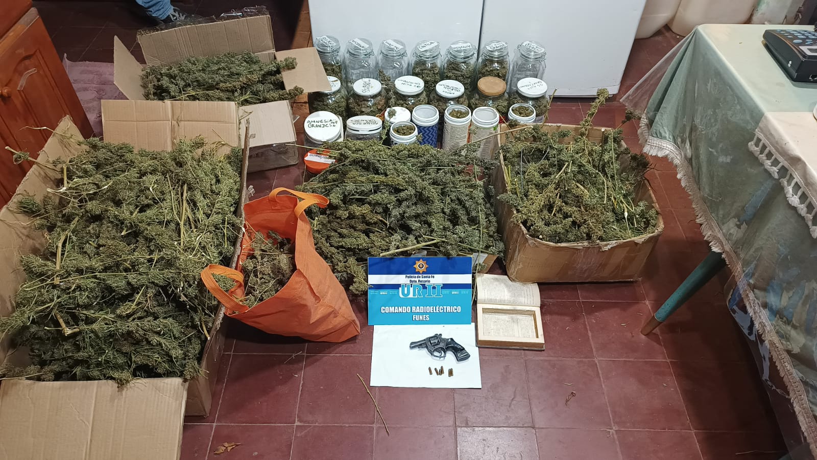 Golpe narco en Funes: secuestran 32 kilos de marihuana y armas de fuego 